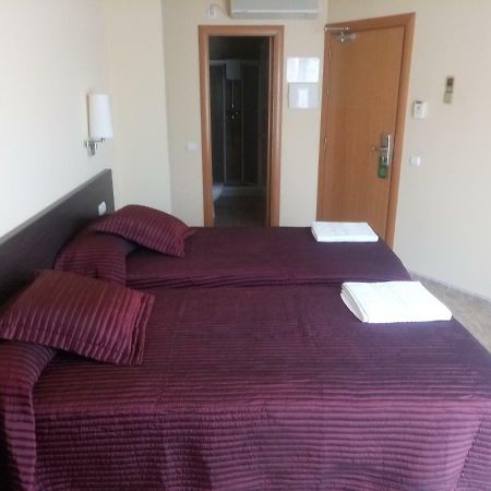 Hostal Sant Sadurni Sant Sadurní dʼAnoia Bagian luar foto