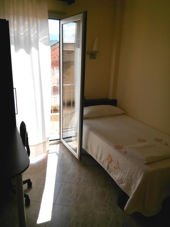 Hostal Sant Sadurni Sant Sadurní dʼAnoia Bagian luar foto