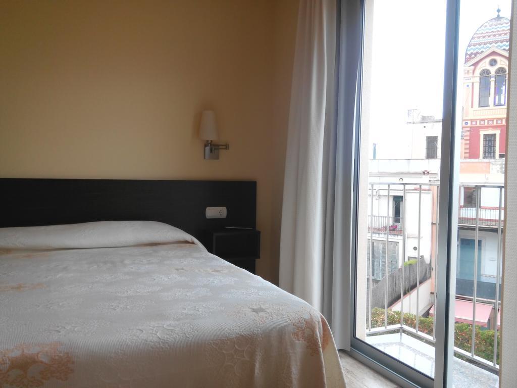 Hostal Sant Sadurni Sant Sadurní dʼAnoia Ruang foto