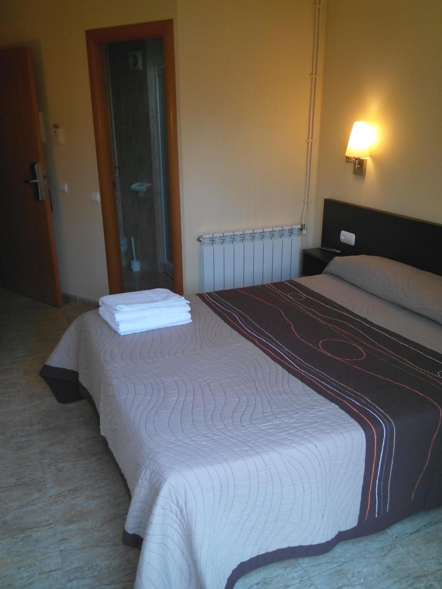 Hostal Sant Sadurni Sant Sadurní dʼAnoia Ruang foto
