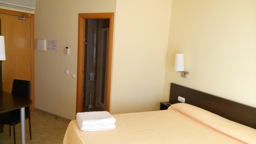 Hostal Sant Sadurni Sant Sadurní dʼAnoia Bagian luar foto
