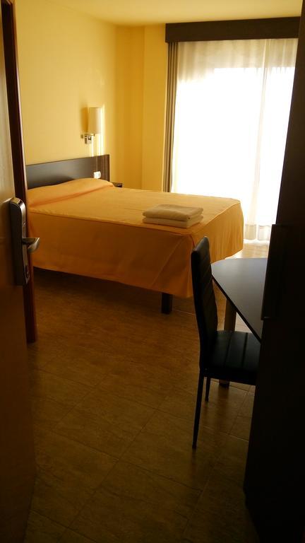 Hostal Sant Sadurni Sant Sadurní dʼAnoia Bagian luar foto
