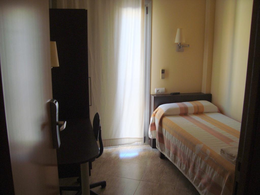Hostal Sant Sadurni Sant Sadurní dʼAnoia Bagian luar foto