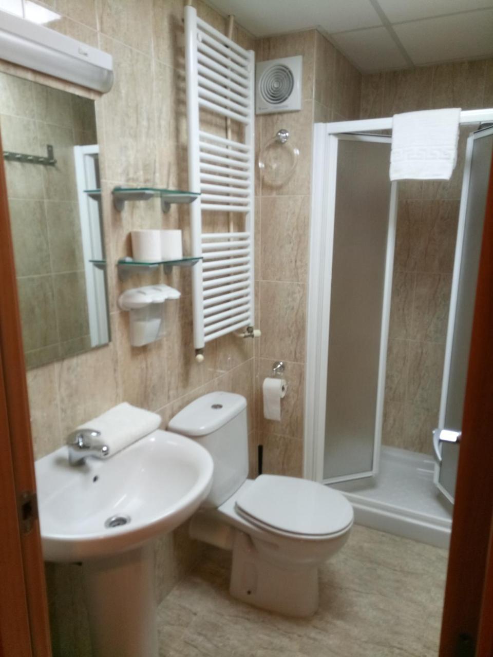 Hostal Sant Sadurni Sant Sadurní dʼAnoia Ruang foto