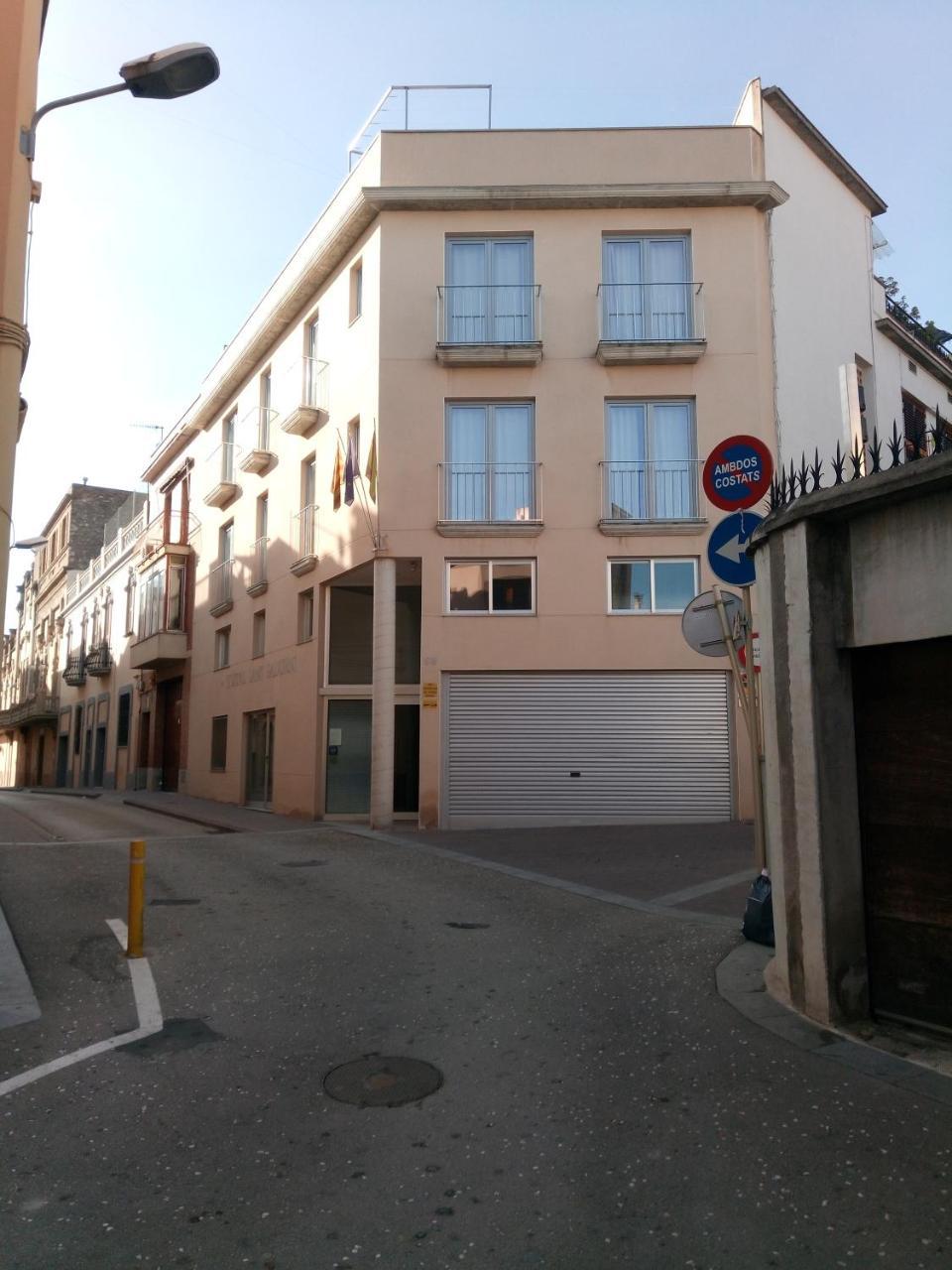 Hostal Sant Sadurni Sant Sadurní dʼAnoia Bagian luar foto