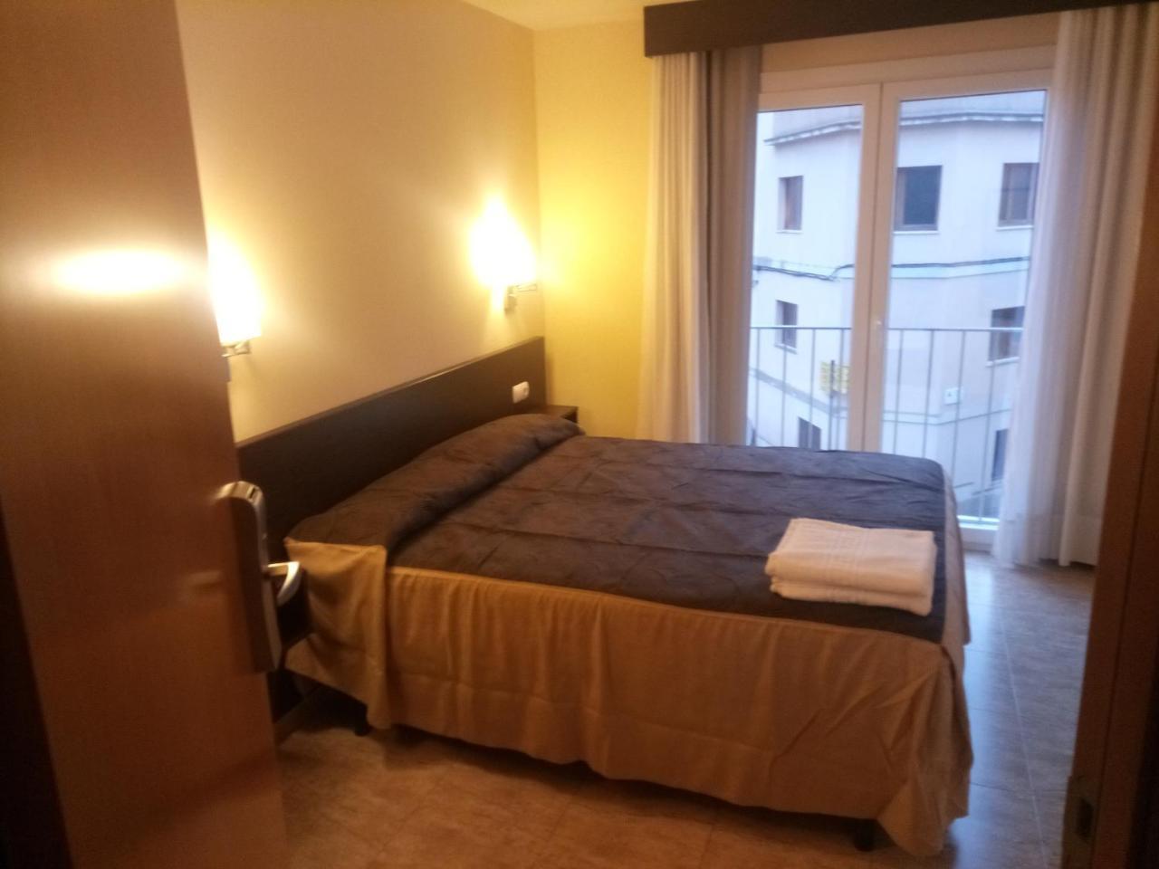 Hostal Sant Sadurni Sant Sadurní dʼAnoia Bagian luar foto