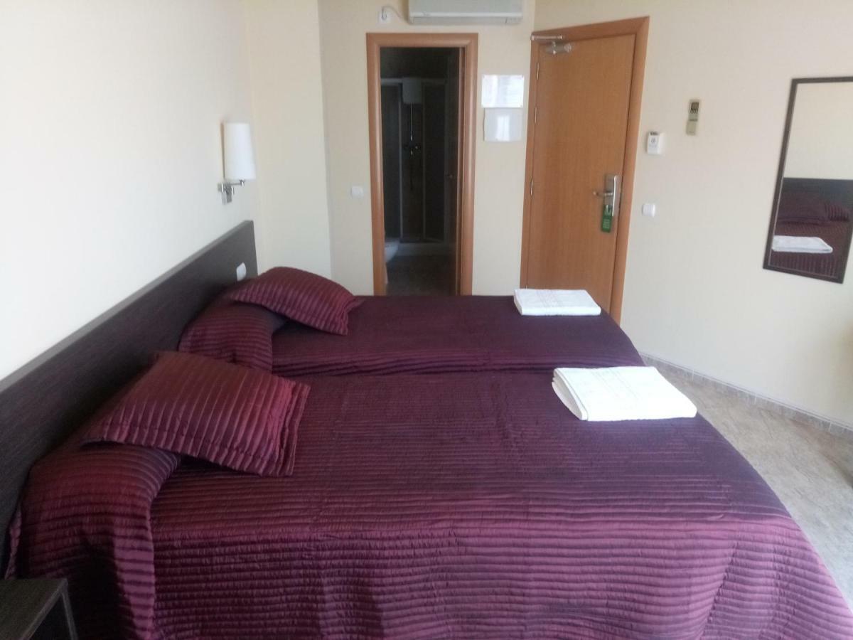 Hostal Sant Sadurni Sant Sadurní dʼAnoia Bagian luar foto